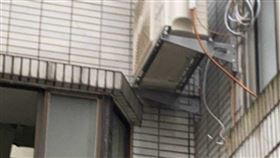 ▲新北市林口冷氣工墜樓案。林姓冷氣工施工安裝冷氣時，疑似因雨不慎墜樓，傷重不治。（圖／翻攝畫面）