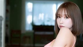 三上悠亞照片尺度極大。（圖／翻攝自三上悠亞IG）