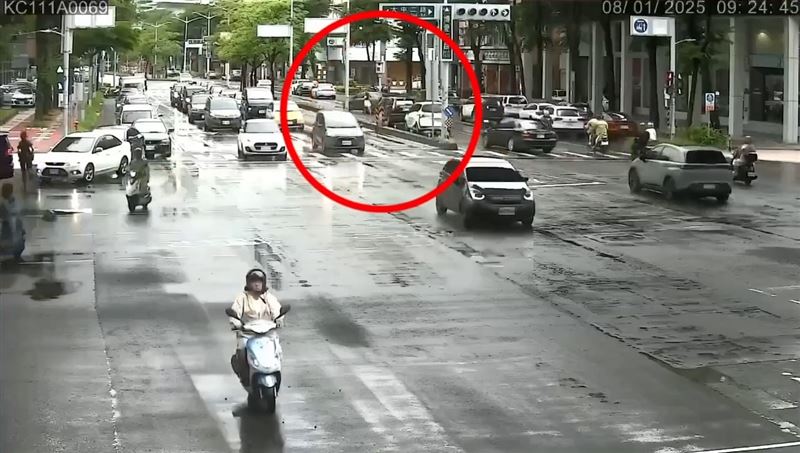忘打P檔滑行！少婦街頭追車最終失敗