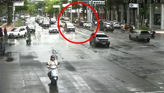 忘打P檔滑行！少婦街頭追車最終失敗