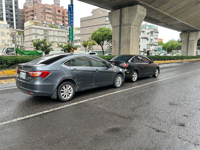 當時尤女的車輛原本追撞前車等待警方前來處理。（圖／翻攝畫面）