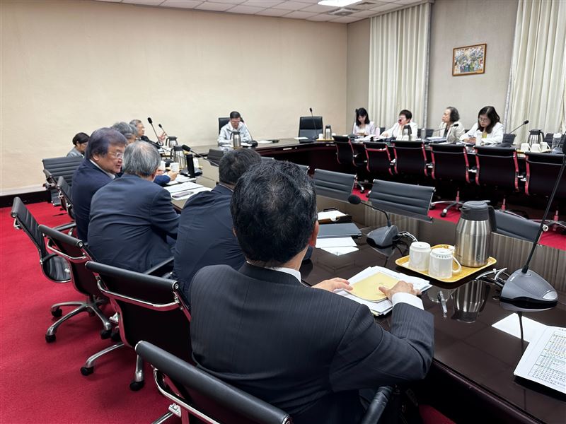 部會首長開會討論。（圖／行政院提供）