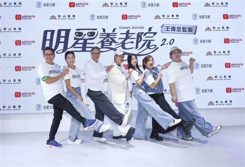 洪都拉斯(左起)、方文琳、王偉忠、楊烈、黃嘉千、羅美玲、泰國娘娘出席舞台劇《明星養老院》2.0記者會。(圖/金星文創提供)