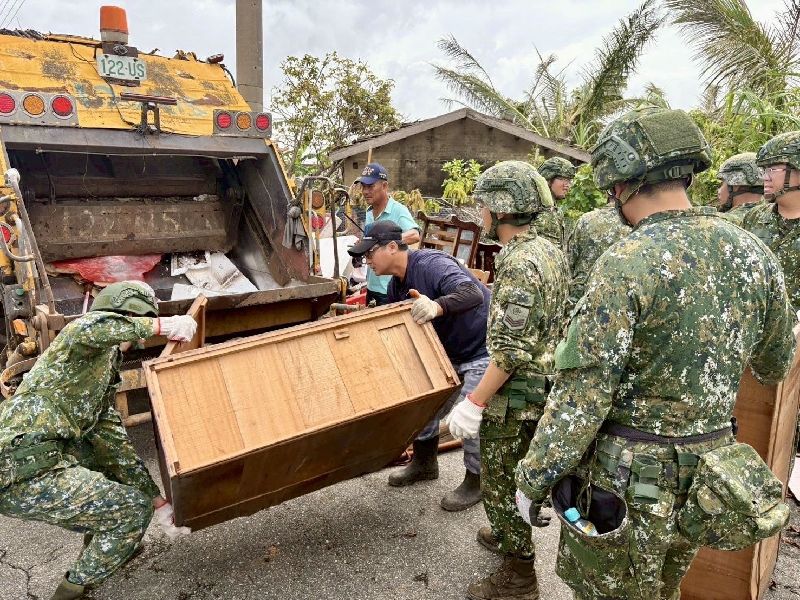 國軍第五作戰區協助南投、嘉義等地的地方環境清整。（國軍第五作戰區提供）