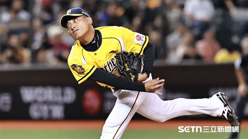 中信兄弟後援投手吳俊偉10局上挨2轟吞敗。(圖/記者劉彥池攝影)