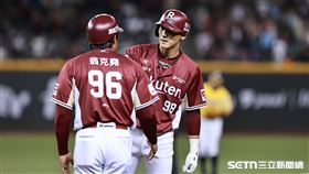 ▲中職36年例行賽，樂天桃猿左外野手陳晨威敲出安打。（圖／記者劉彥池攝影）