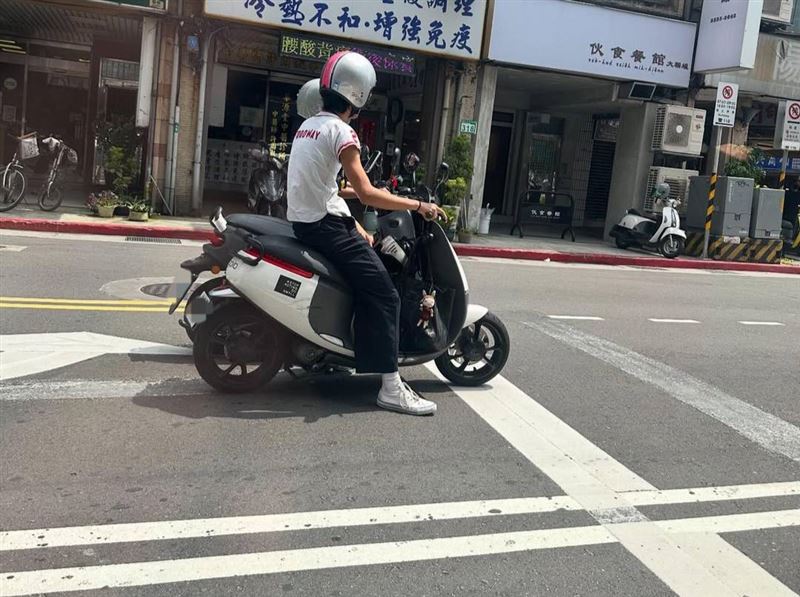 Ian與若盈併排騎車出遊被目擊。(圖/Threads@shellyfu0825授權提供)