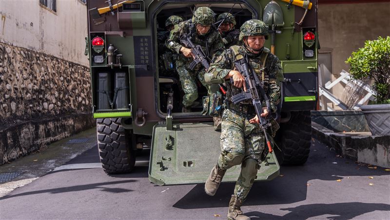 謝男已加資料掩護陸人以商務身分來台，其中一人甚至前往軍演場地直播。（圖／軍方提供）