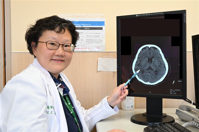精神科醫師吳佳錚診斷發現，患者罹患輕度失智症併發精神行為症狀。（圖／翻攝畫面）