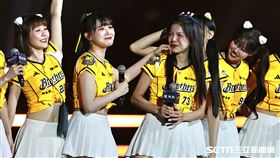 ▲PS女孩邊荷律賽後演唱《朋友》讓隊友凱蒂感動落淚。（圖／記者劉彥池攝影）