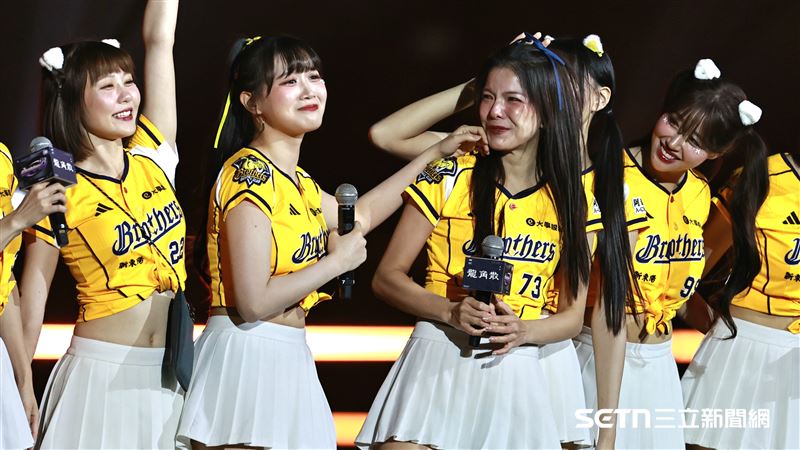 PS女孩邊荷律賽後演唱《朋友》讓隊友凱蒂感動落淚。（圖／記者劉彥池攝影）