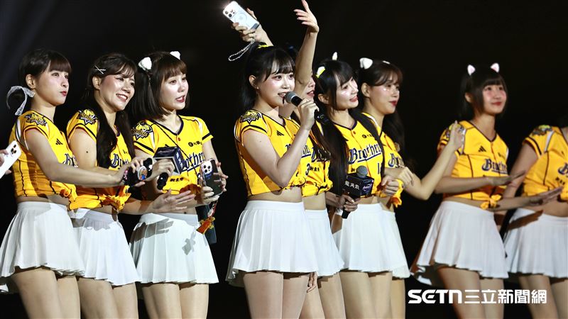 PS女孩邊荷律賽後演唱《朋友》。（圖／記者劉彥池攝影）