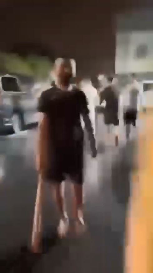 彰化知名角頭疑捲債務糾紛,遭球棒隊叫囂砸車。(圖/翻攝記者爆料網)