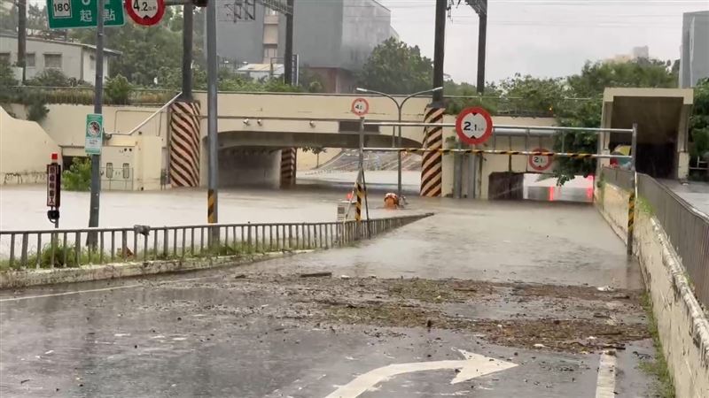 小東路地下道再次淹水。(圖/翻攝畫面)