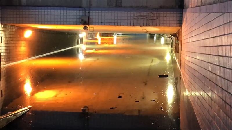 永康區中正路機車道積水。(圖/翻攝畫面)