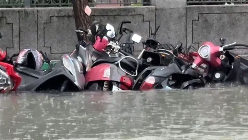 永康、鹽行多處淹水,造成機車泡水或拋錨。(圖/翻攝畫面)