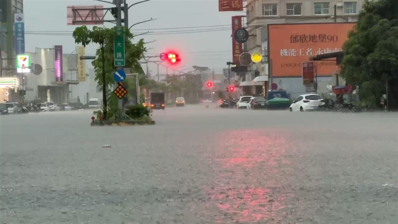 地處低漥的永康崑山科大周遭路面也淹水。(圖/翻攝畫面)