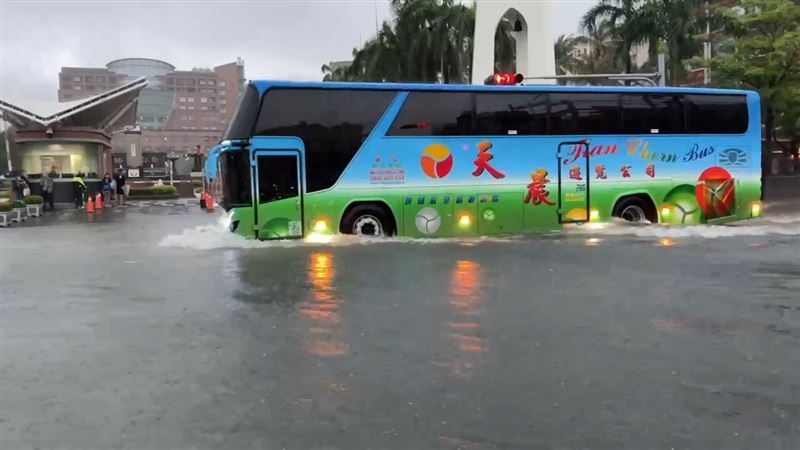 地處低漥的永康崑山科大周遭路面也淹水。(圖/翻攝畫面)