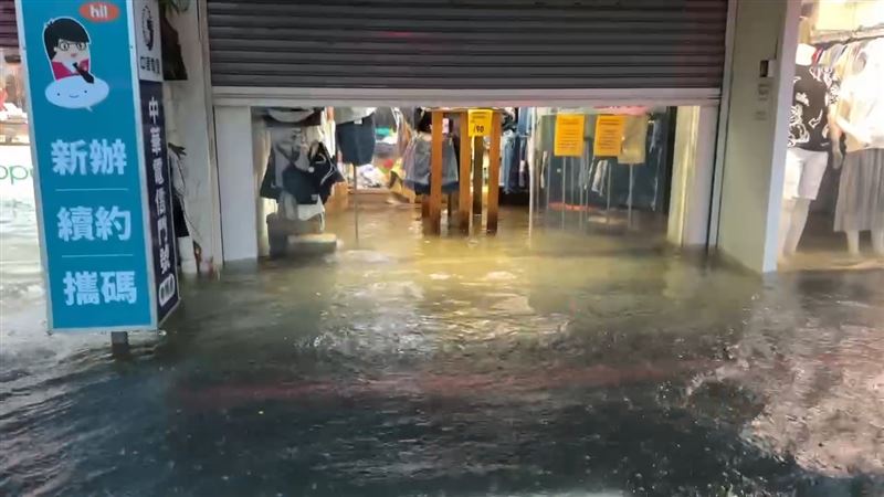 服飾店水淹進店內。(圖/翻攝畫面)