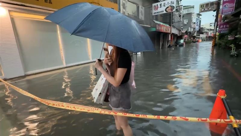 清晨要出門上班的民眾被淹水阻斷去路。(圖/翻攝畫面)