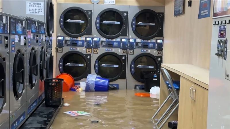 洗衣店也淹水。(圖/翻攝畫面)
