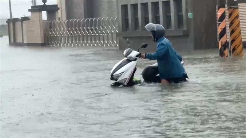 永康、鹽行多處淹水,造成機車泡水或拋錨。(圖/翻攝畫面)
