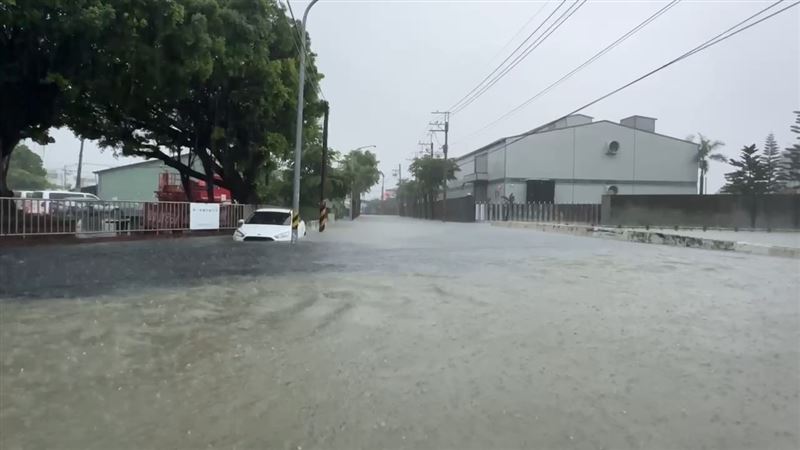 這場豪雨再度造成台南市區多處淹水。(圖/翻攝畫面)