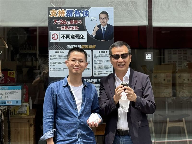 「深深永康制作所」飯糰店遭出征一度歇業，首次恢復營業當天，羅智強（右）現身力挺。（圖／翻攝自羅智強臉書）