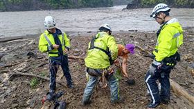 南橫公路一家5口墜谷　搜救員持續挖掘（2）台20線南橫公路81.1公里處有車輛墜谷，車上疑一家5口罹難，警消7月31日找到潘姓女子遺體跟其他人遺骸。8月1日上午持續挖掘，再尋獲墜谷車輛輪胎跟保桿，以及部分遺骸。（高市消防局提供）中央社記者洪學廣傳真　114年8月1日