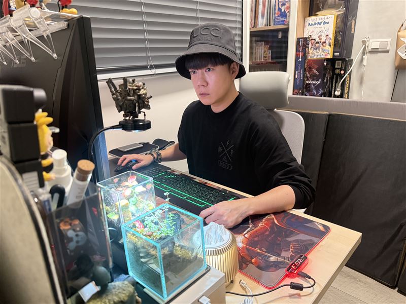 李岳身體傳出警訊，過度工作遭醫師警告有可能會提早邁入老花階段。（圖／李岳提供）