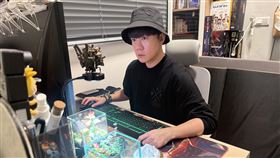 李岳身體傳出警訊，過度工作遭醫師警告有可能會提早邁入老花階段。（圖／李岳提供）