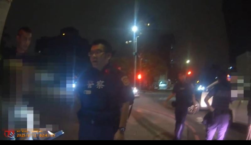 員警目睹男子跳車躲進草叢內,上前將其逮獲。(圖/翻攝畫面)