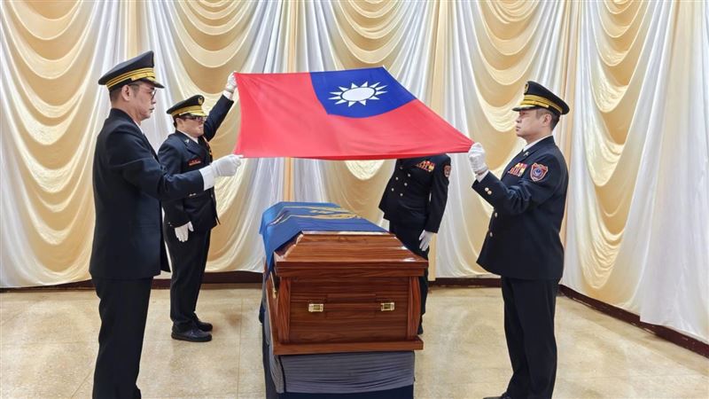 陳志瑋專委及五位大隊長覆蓋消防旗及國旗。(圖/翻攝畫面)