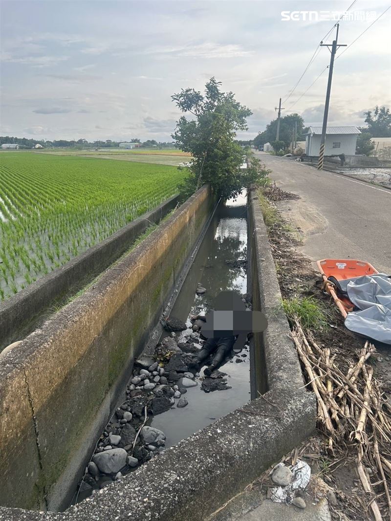 雲林林內鄉發生墜溝意外,71歲男連人帶車摔落大排水溝,不幸溺斃。(圖/翻攝畫面)