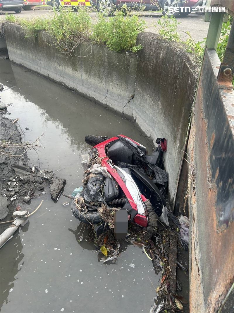 雲林林內鄉發生墜溝意外,71歲男連人帶車摔落大排水溝,不幸溺斃。(圖/翻攝畫面)