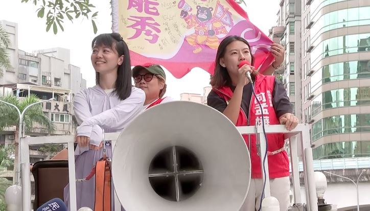民進黨前立委高嘉瑜、台北市議員何孟樺與罷團「港湖罷秀」車掃謝票。(圖/翻攝畫面)