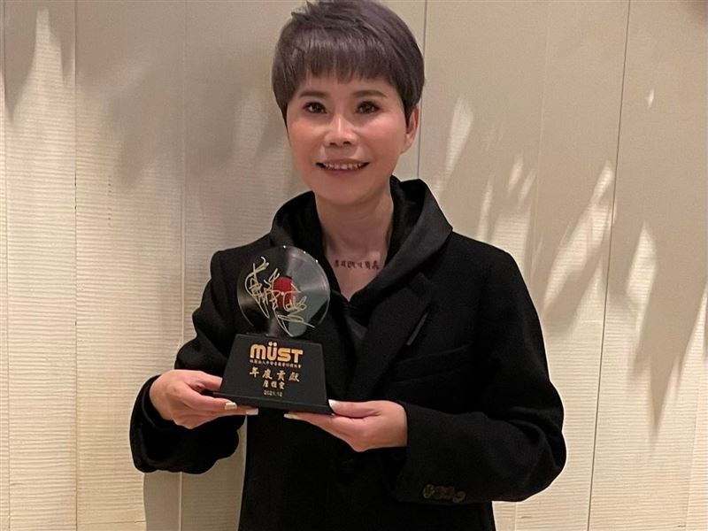 詹雅雯送歌鼓勵:不要記住痛要記住愛,喪夫女歌迷在淚水中重生。多年後詹雅雯好感動。(圖/翻攝自詹雅雯臉書)