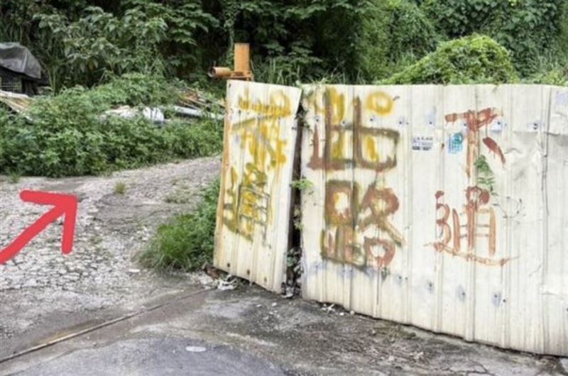 阿伯一路往山上走,從此失去蹤跡。(圖/翻攝畫面)