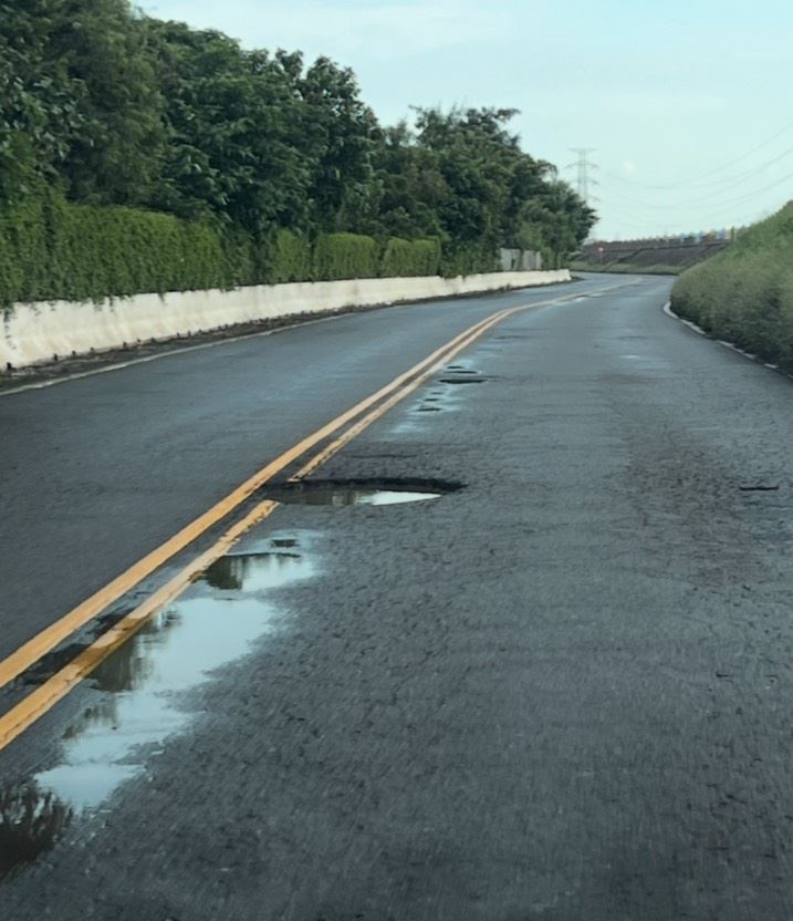 伸港鄉濱海防汛道路因大雨沖刷，路面出現20個坑洞。（圖／議員賴清美提供）