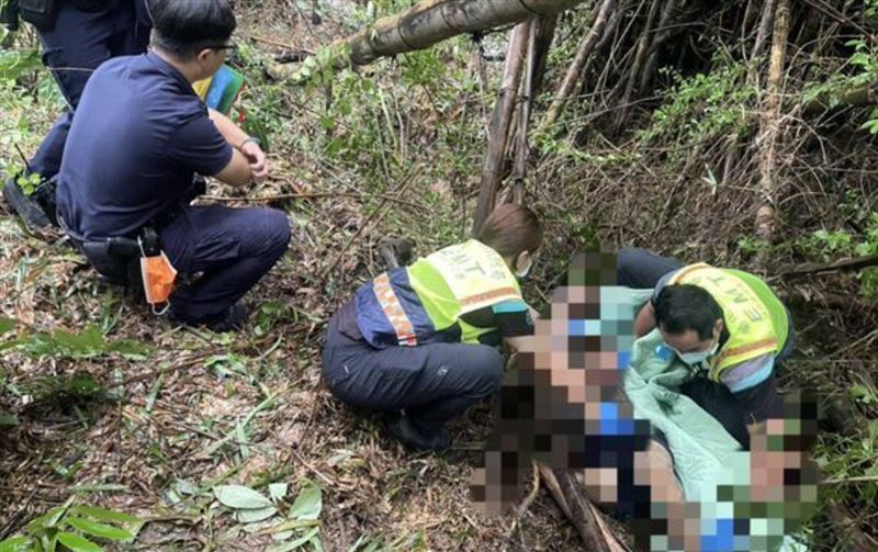 警消單位將葉伯伯合力救出。(圖/翻攝畫面)