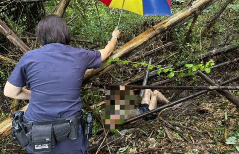 民眾發現葉伯伯倒臥在樹林內,緊急通知警方到場。(圖/翻攝畫面)