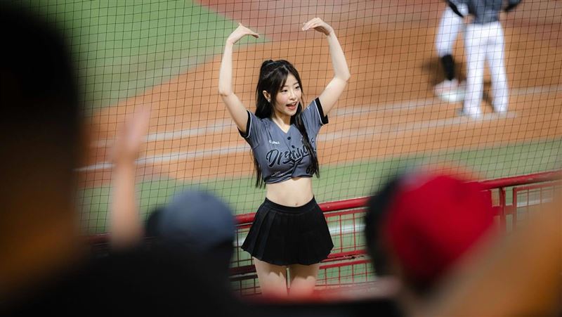 小龍女柳柳被網友發文指控和已婚小開單獨出國。(圖/翻攝自小龍女臉書)