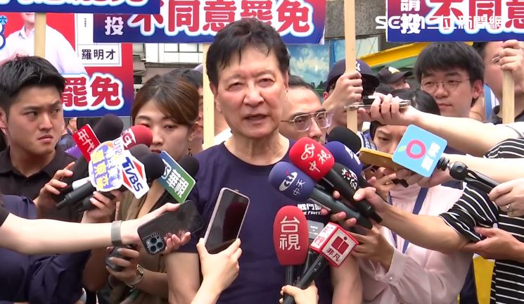 趙少康政府「黑箱談判」時痛斥「派一個沒有談判經驗的鄭麗君『文化部長』，是要談文化合作、文化交流嗎？整個民進黨一蹋糊塗。」