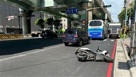 騎士險遭右轉大貨車輾過，所幸無大礙。（圖／翻攝畫面）