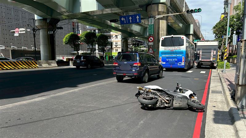 騎士險遭右轉大貨車輾過,所幸無大礙。(圖/翻攝畫面)
