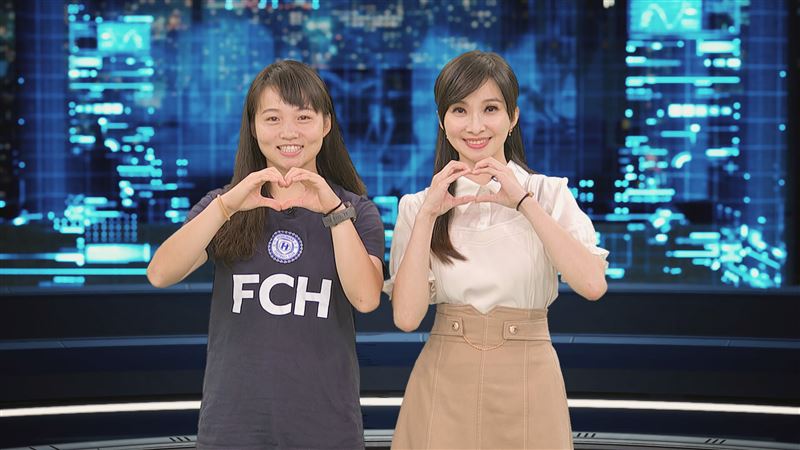 簡奇陞（左）接受主持人周瑜茹專訪。（圖／鏡電視提供）