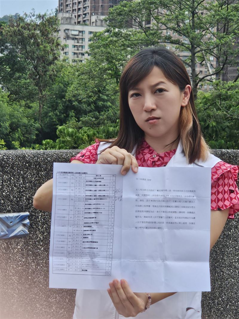 民進黨新北市議員陳乃瑜接獲民眾陳情，新北市府採購處訂於8月23日舉辦訓練課程並拒絕更改時間，形同剝奪市民投票權利。（圖／陳乃瑜辦公室提供）