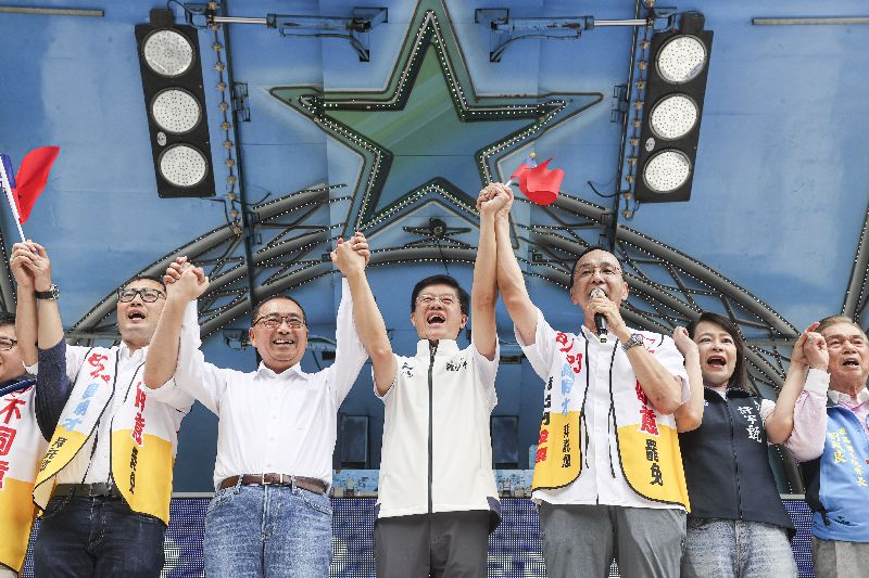 面臨被罷免的羅明才(左3)在新店成立「反惡罷 戰獨裁」後援會,國民黨主席朱立倫(右3)和新北市長侯友宜(左2)現身支持。(圖/中央社)