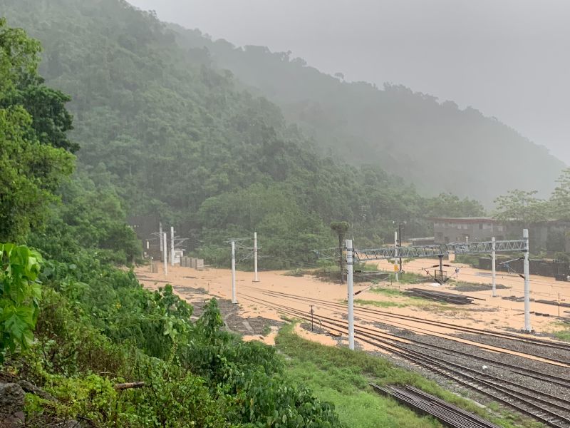 土石流衝入進民宅,台東雨勢仍未歇,南迴地區7月雨量達到1851.5毫米,打破大武氣象站設站86年以來的7月累積雨量最高紀錄。(圖/中央社)