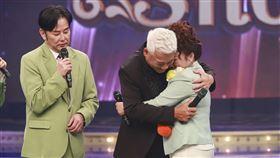 巫啟賢跟白冰冰擁抱，（左）為陽帆。（圖／民視提供）